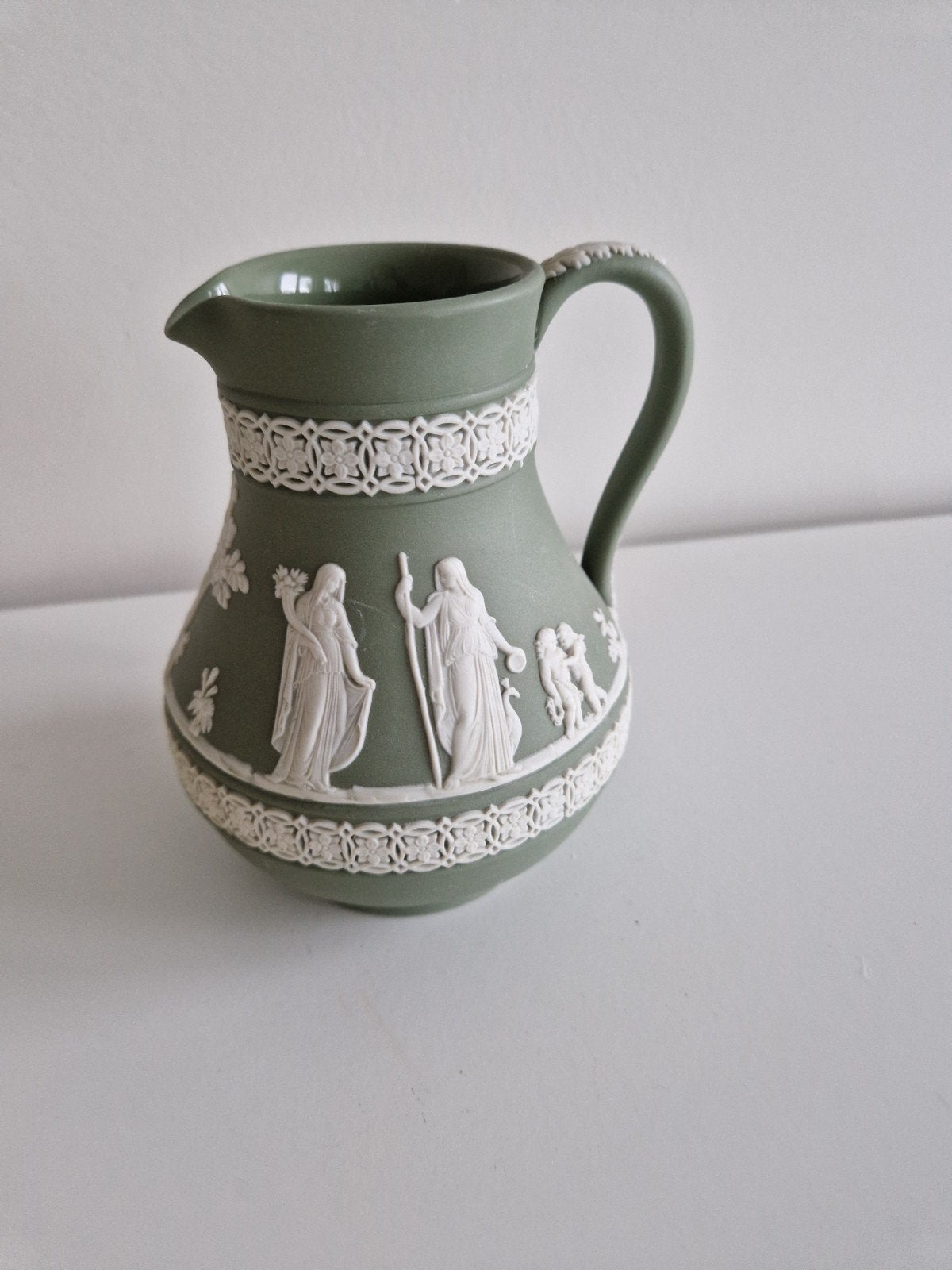 Wedgwood Jasperware groen schenk kan 13cm, Antiek en Kunst, Ophalen of Verzenden