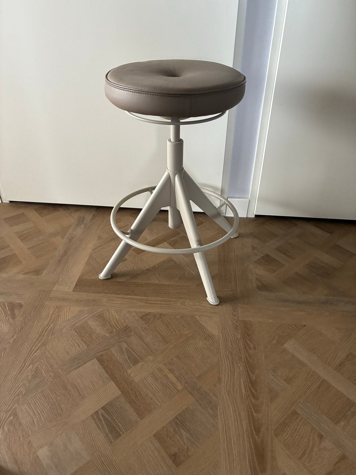 Nieuwe IKEA kruk, in hoogte verstelbaar, Huis en Inrichting, Barkrukken, Ophalen, In hoogte verstelbaar, 60 tot 90 cm, Nieuw