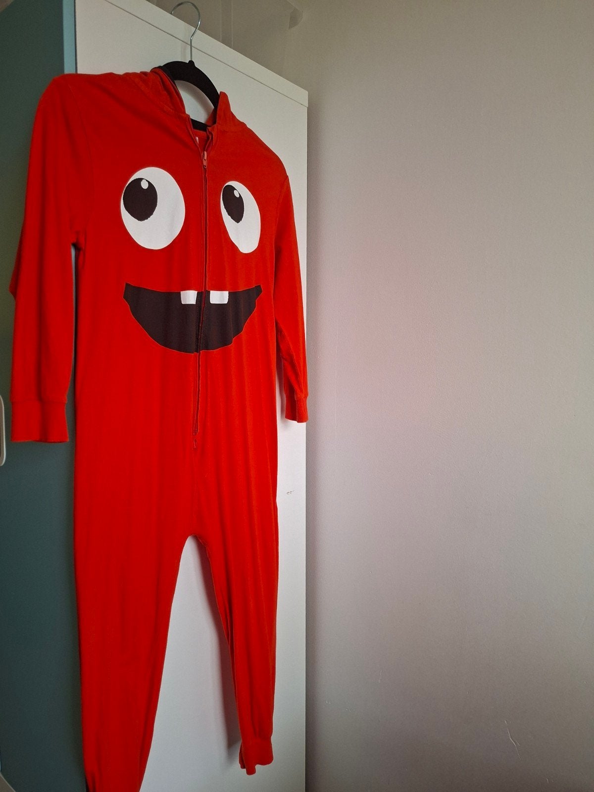Leuke rode onesie met gezicht - Maat 128/134 (8-9 jaar), Ophalen of Verzenden, Gebruikt, Bpc bonprix collection, Jongen of Meisje