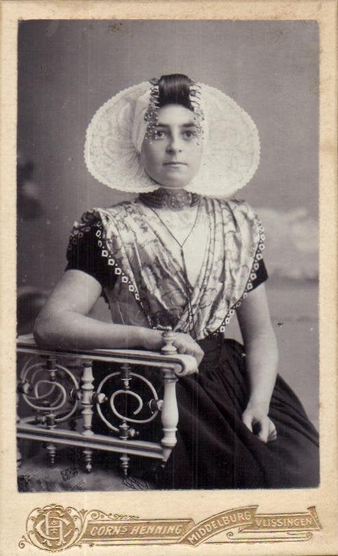 CDV - Zeer fraaie Zeeuwse dracht - C. Henning - Middelburg, Gebruikt, Foto, Klederdracht, Ophalen of Verzenden