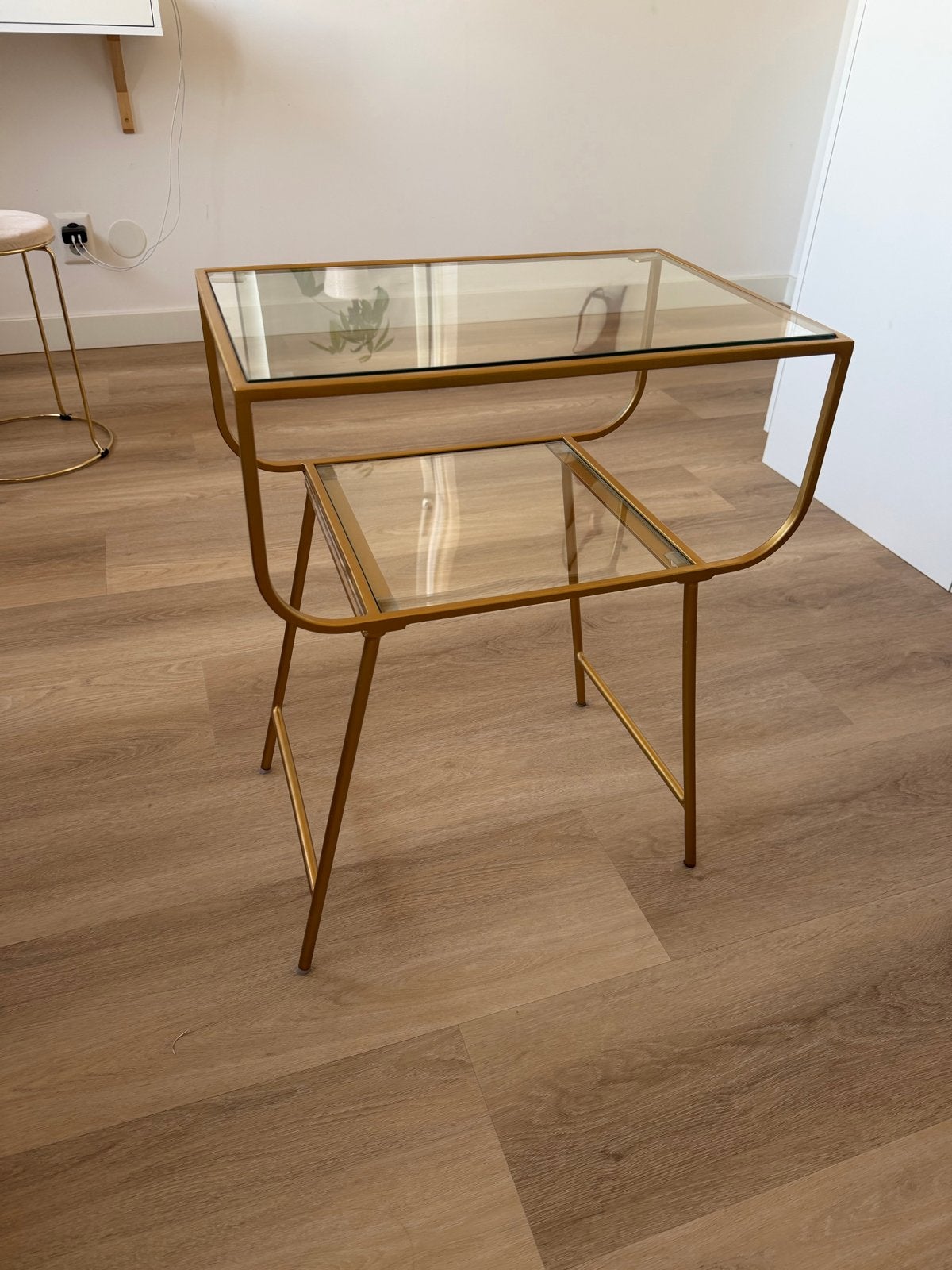 Gouden/brons bijzettafel/nachtkastje met glazen bladen, Huis en Inrichting, Tafels | Bijzettafels, Ophalen, Minder dan 55 cm, Gebruikt