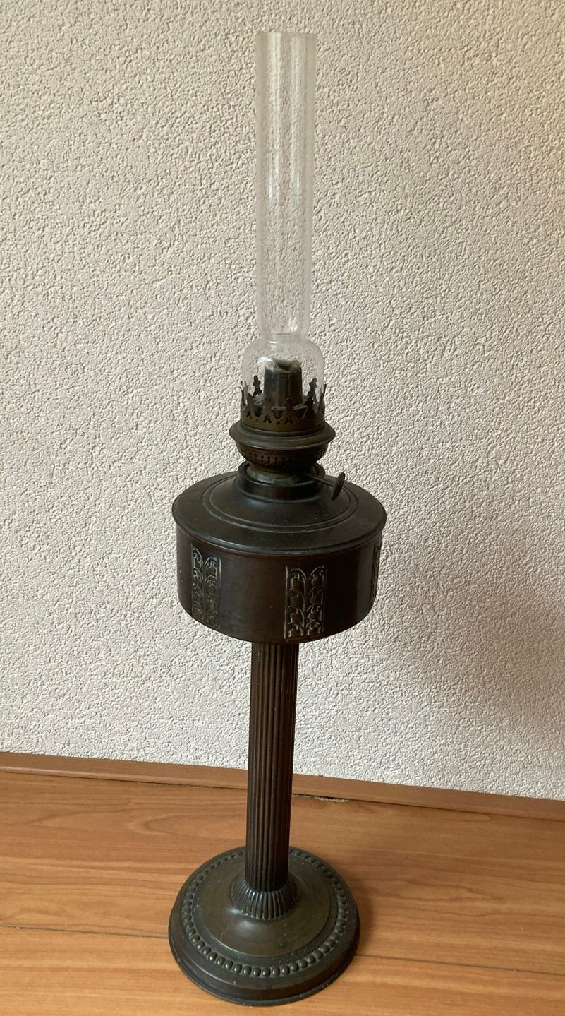 Antieke staande olielamp met geribbelde voet en glazen cilin, Antiek en Kunst, Ophalen