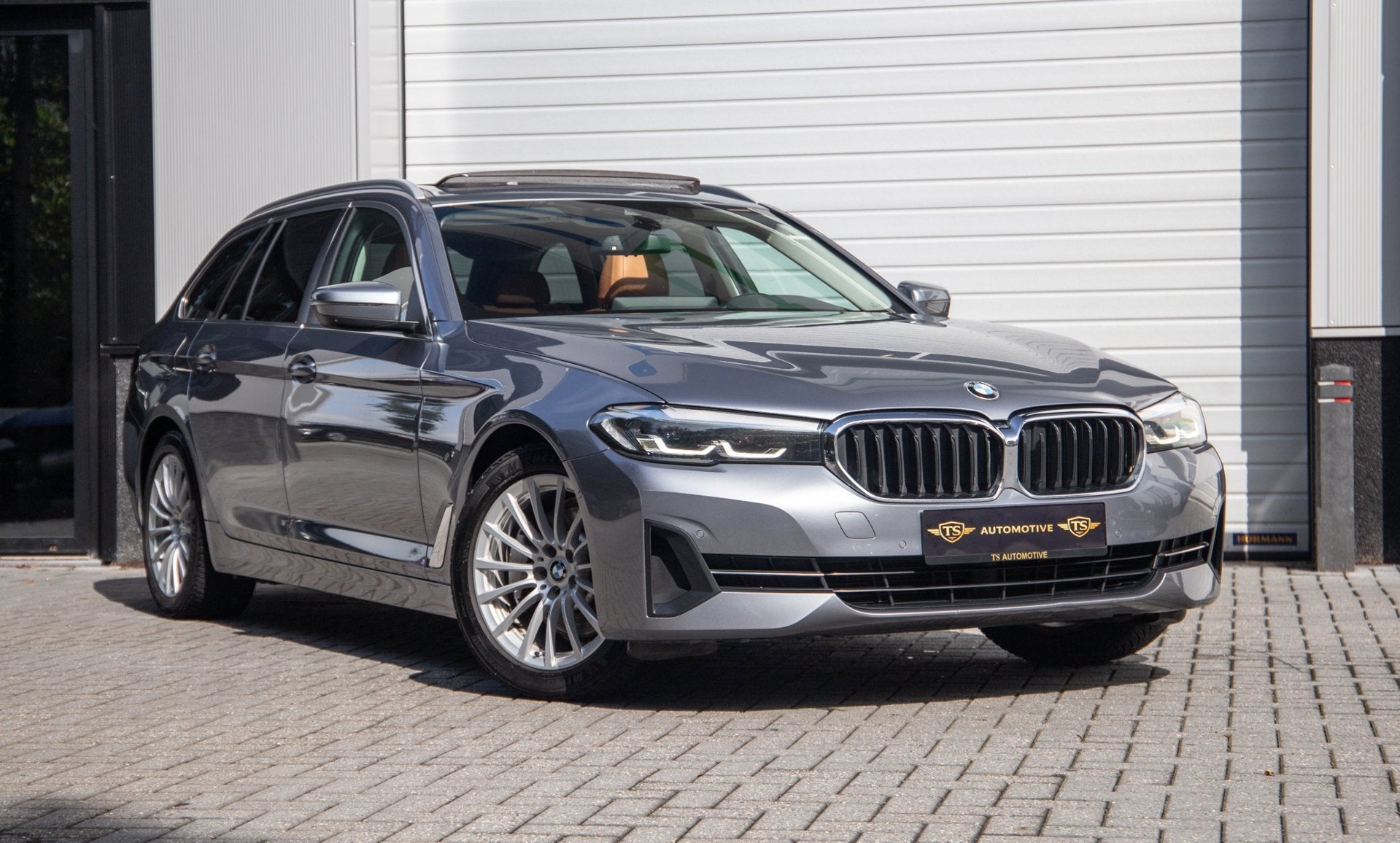 BMW 5-serie Touring 530e Business Edition Plus / Pano / Trek, Achterwielaandrijving, Gebruikt, 4 cilinders, Hybride Elektrisch/Benzine