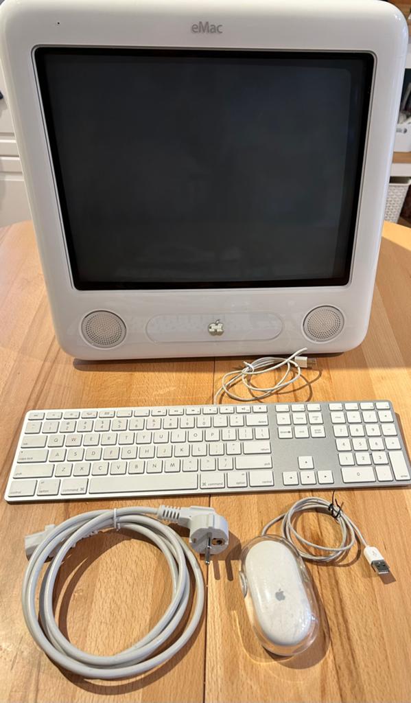 Apple eMac 2002 w/ upgrades and accessories, Computers en Software, Apple Desktops, Ophalen, IMac, SSD