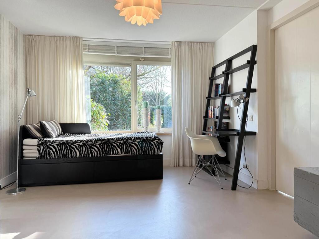 Ikea houten slaapbank, Huis en Inrichting, Slaapkamer | Bedden, Ophalen, Tweepersoons, Zo goed als nieuw, 80 cm