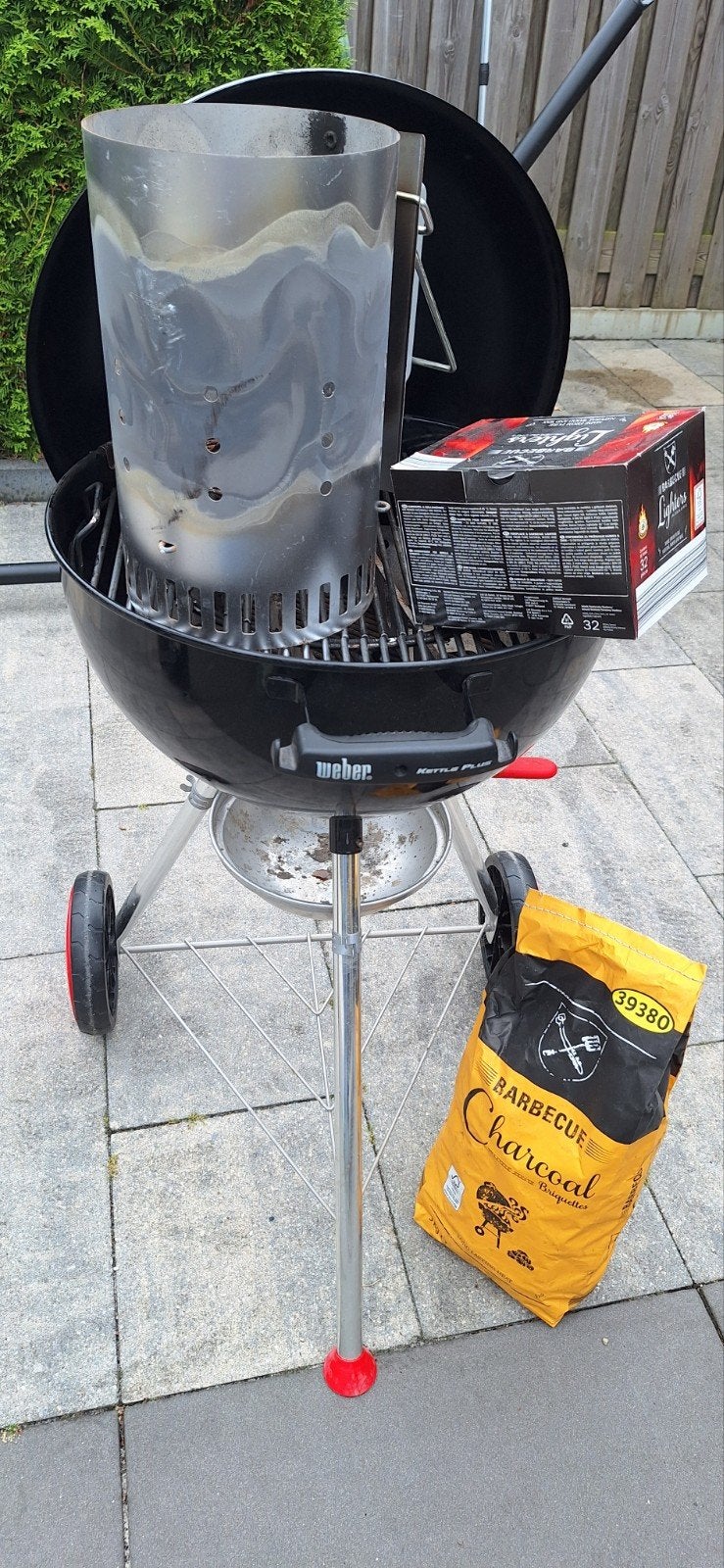 Weber Kettle Plus BBQ 47cm met startpakket, Ophalen, Gebruikt, Weber