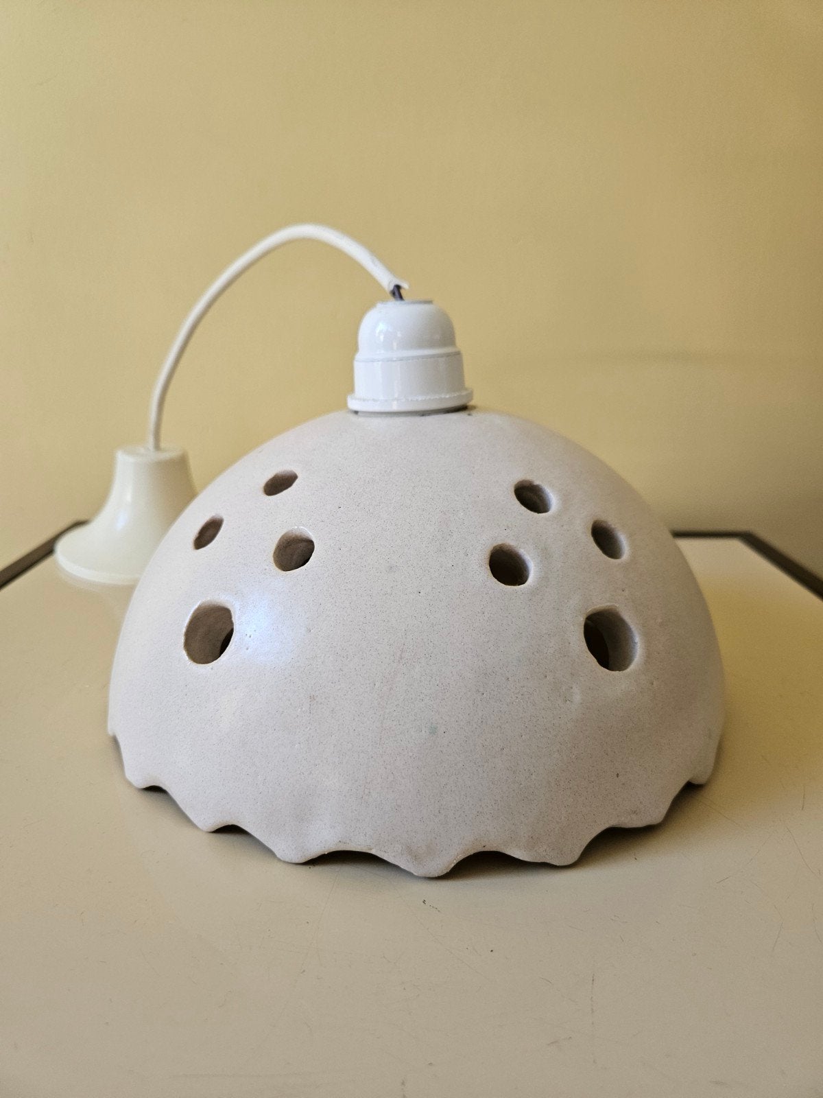 Vintage keramieken hanglamp met speelse perforaties, Antiek en Kunst, Antiek | Lampen, Ophalen of Verzenden