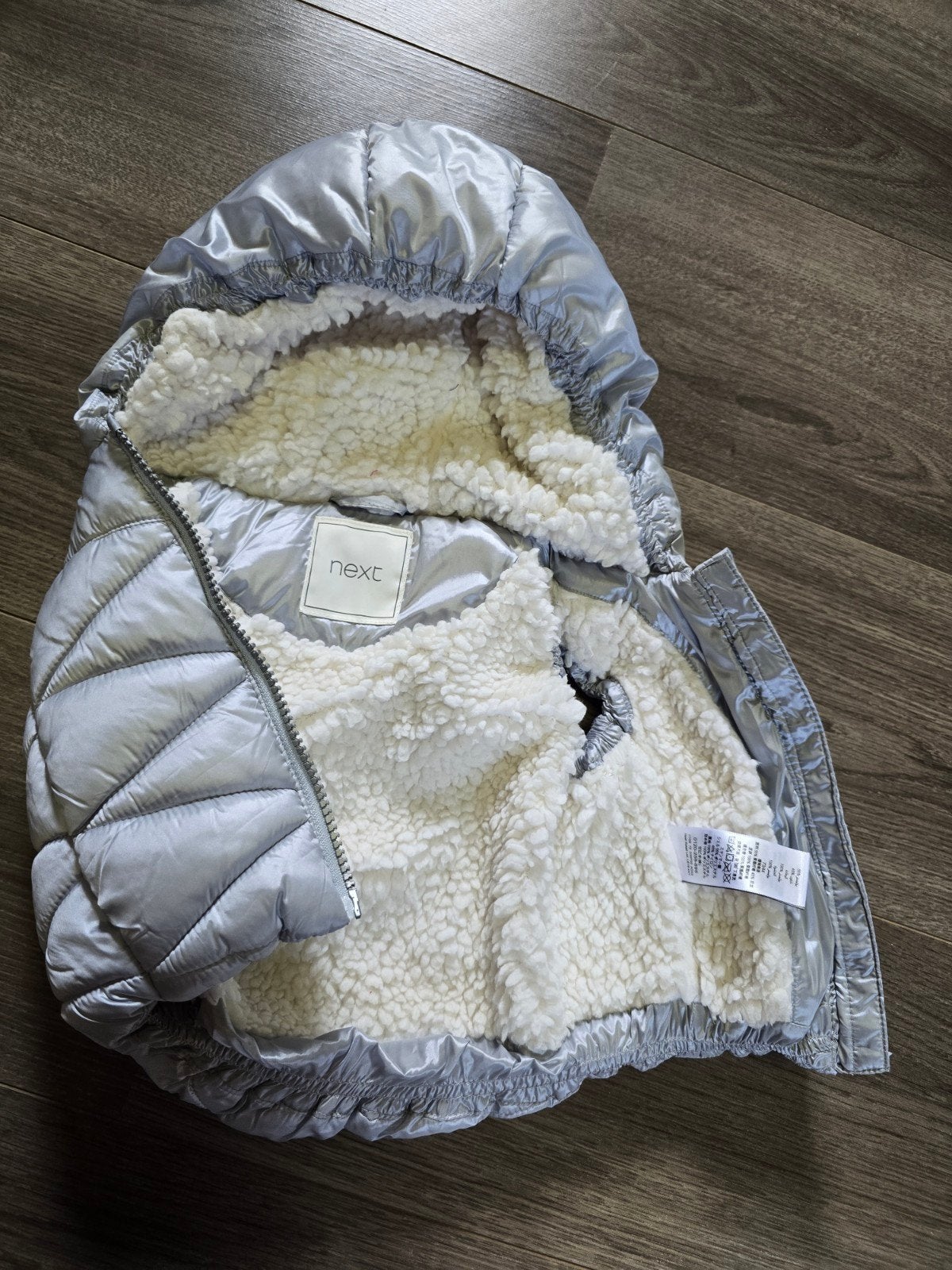 Next zilveren bodywarmer met teddy voering (3-6 maanden), Ophalen, Zo goed als nieuw, Next, Jongetje of Meisje