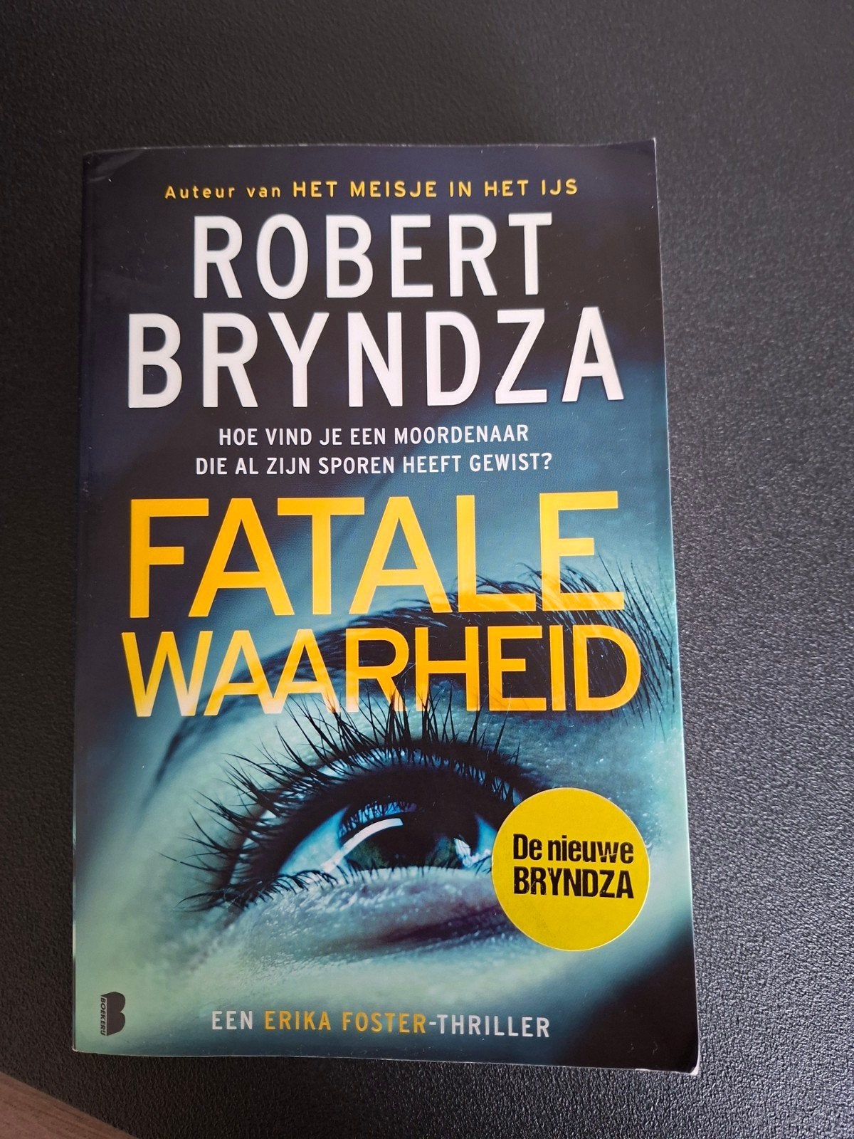 Robert Bryndza - Fatale waarheid, Ophalen of Verzenden, Zo goed als nieuw, Robert Bryndza