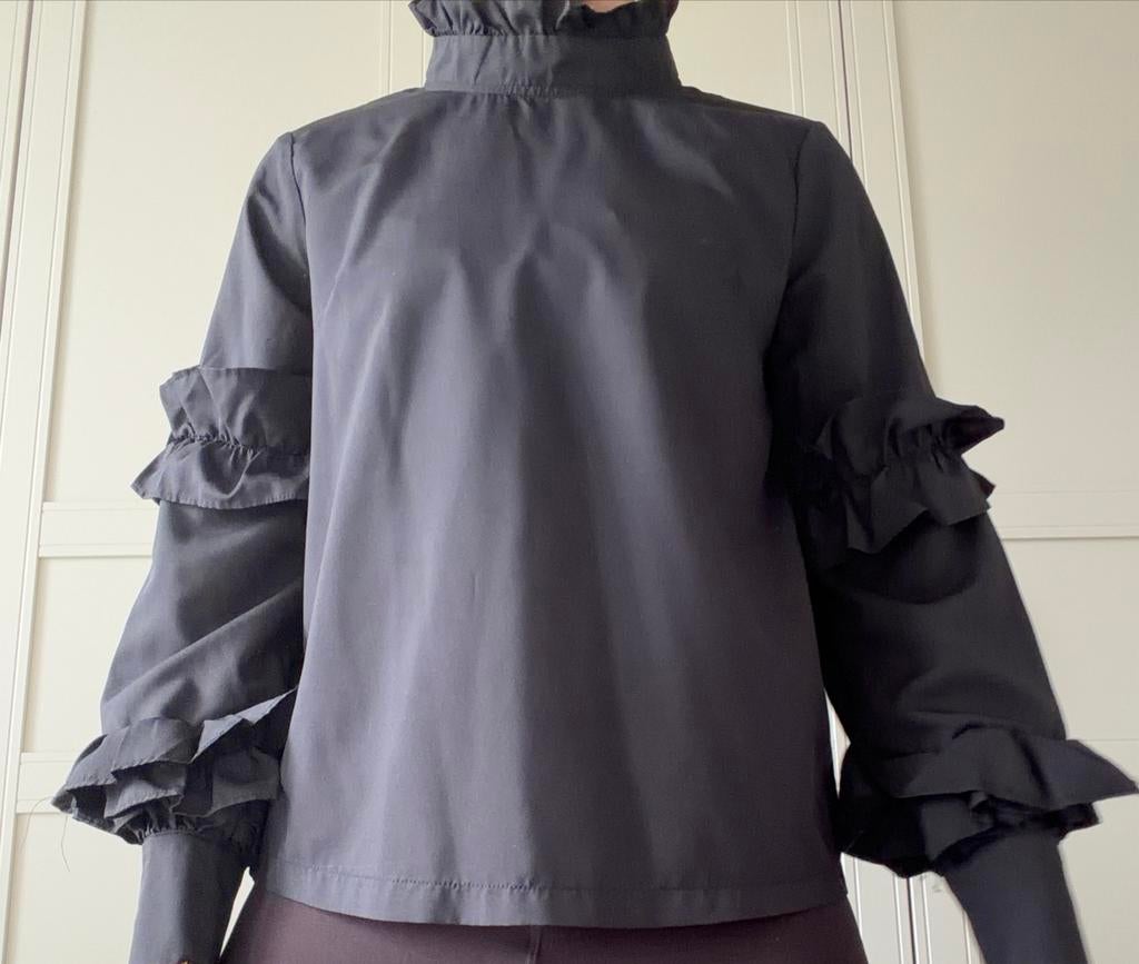 Zwarte blouse met ruches, Ophalen of Verzenden, Zo goed als nieuw, Maat 36 (S), Zwart