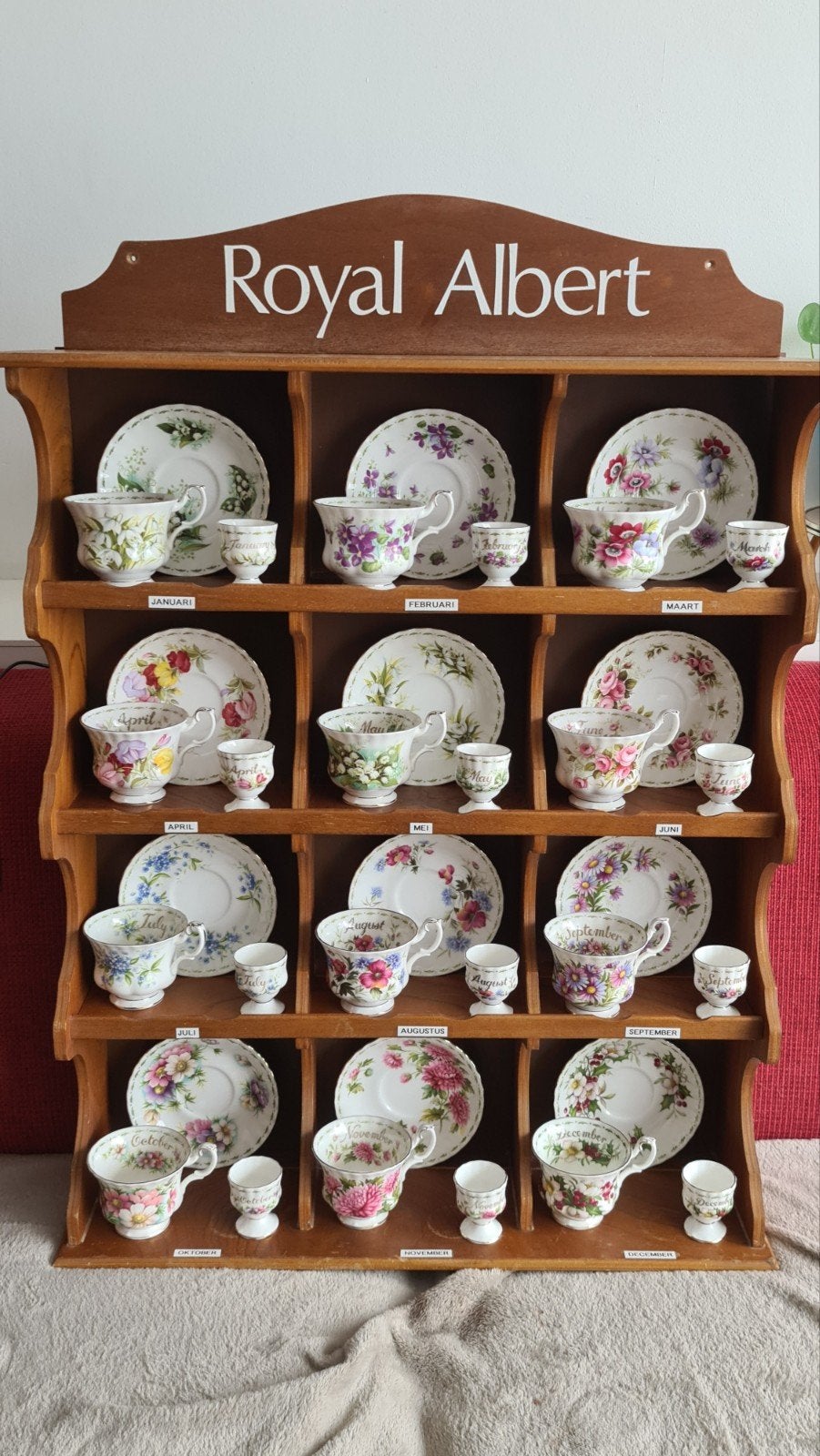 Royal Albert kop en schotels, eierdopjes in wandrek display, Ophalen, Klassiek, Zo goed als nieuw, Kop(pen) en/of Schotel(s)