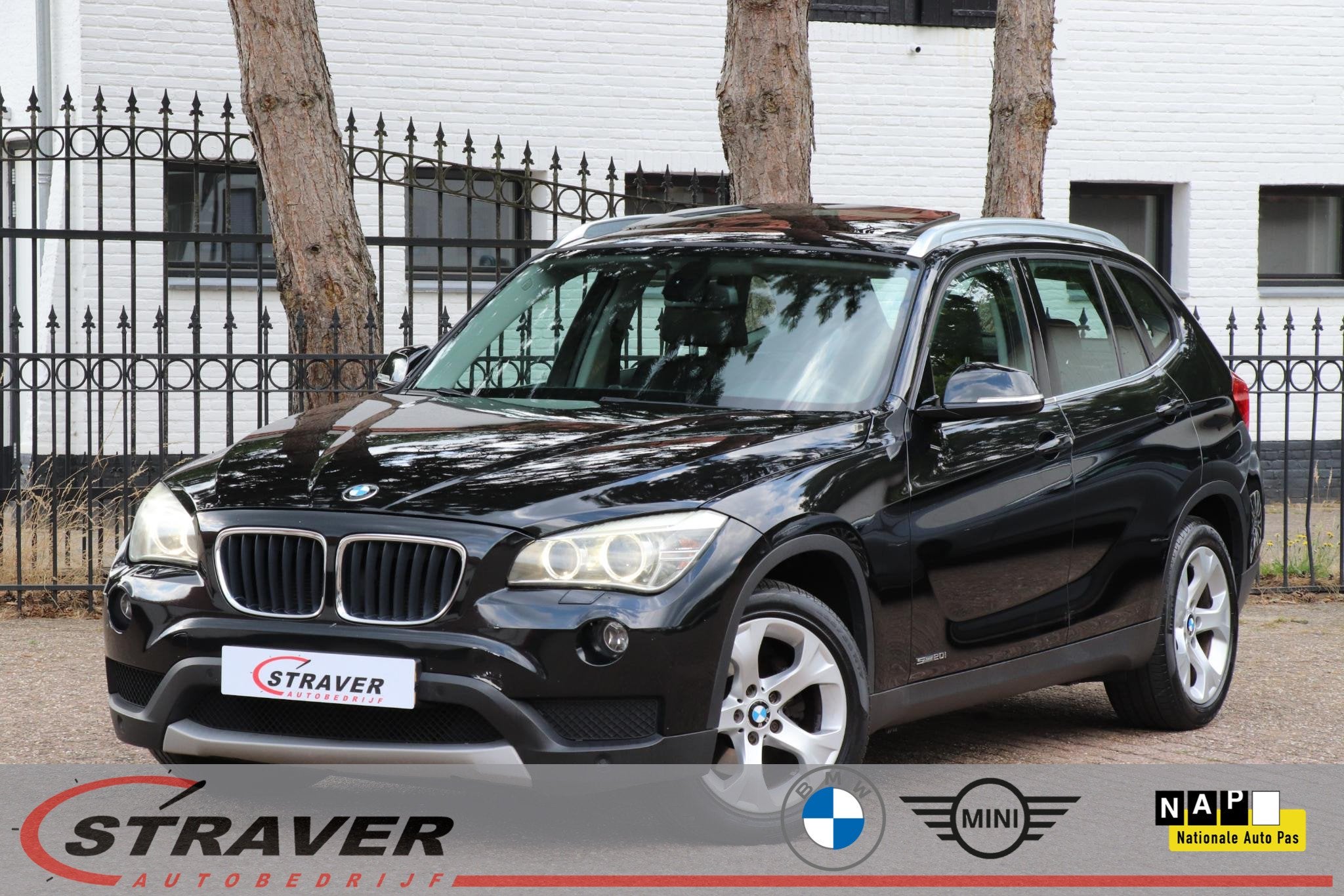 BMW X1 sDrive20i Chrome Line |Sportstoelen |Trekhaak |Panora, Auto's, Euro 6, 4 cilinders, Zwart, Origineel Nederlands