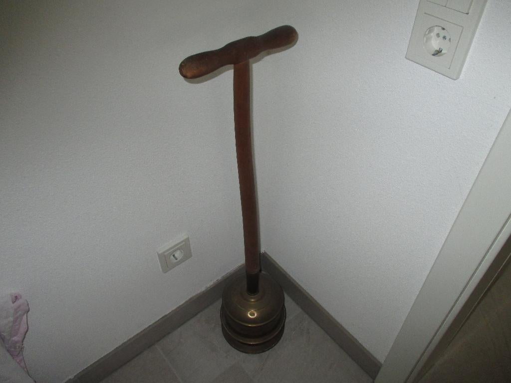 Antieke koperen was stamper, Ophalen