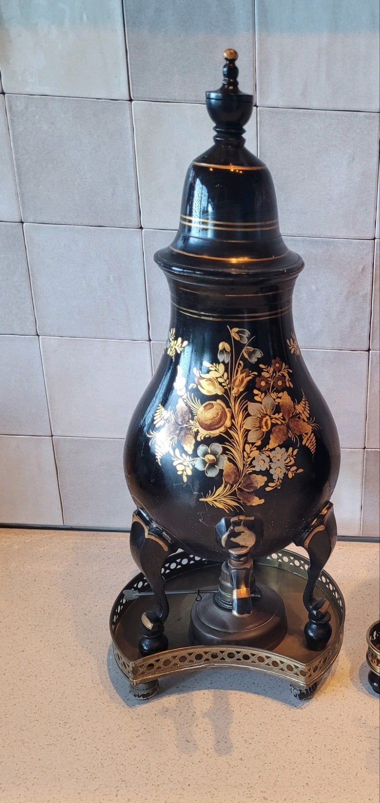 Tinnen kraantjespot met gouden decoratie, Ophalen