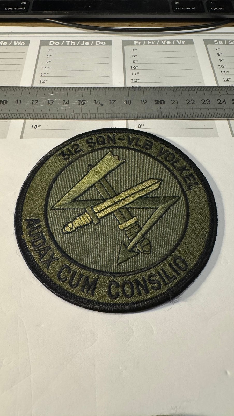 Patch luchtmacht klu 312 squadron 1 donker, Verzamelen, Ophalen of Verzenden, Luchtmacht, Nederland, Embleem of Badge