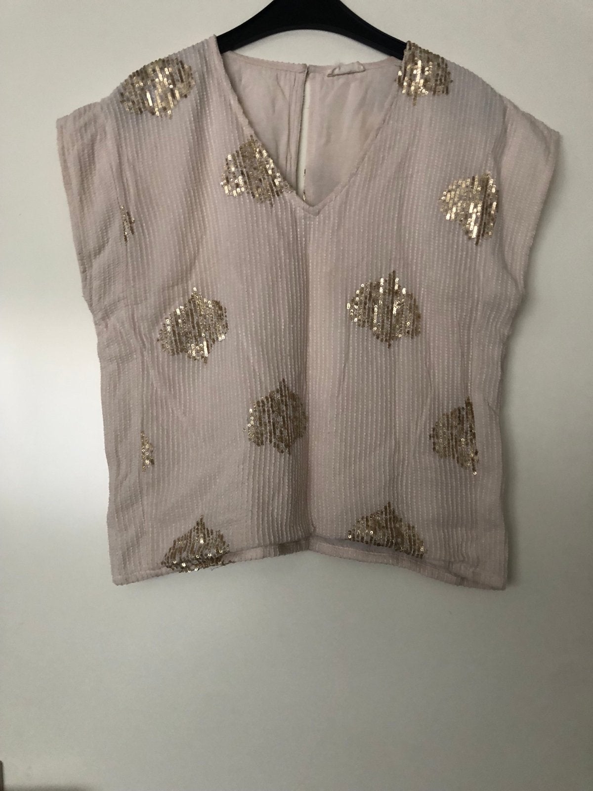 Lichtroze top met gouden pailletten Louizon maat M, Maat 38/40 (M), Beige, Ophalen of Verzenden, Zo goed als nieuw