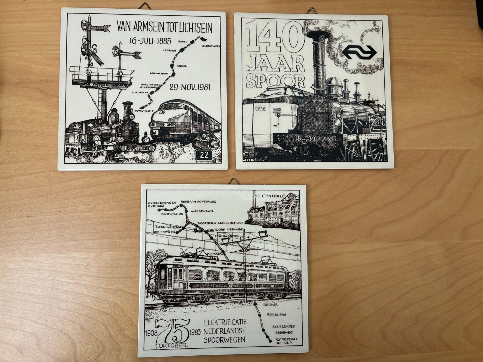 Set van 3 historische Nederlandse Spoorwegen tegels, Verzamelen, Ophalen of Verzenden, Gebruikt, Trein, Overige typen