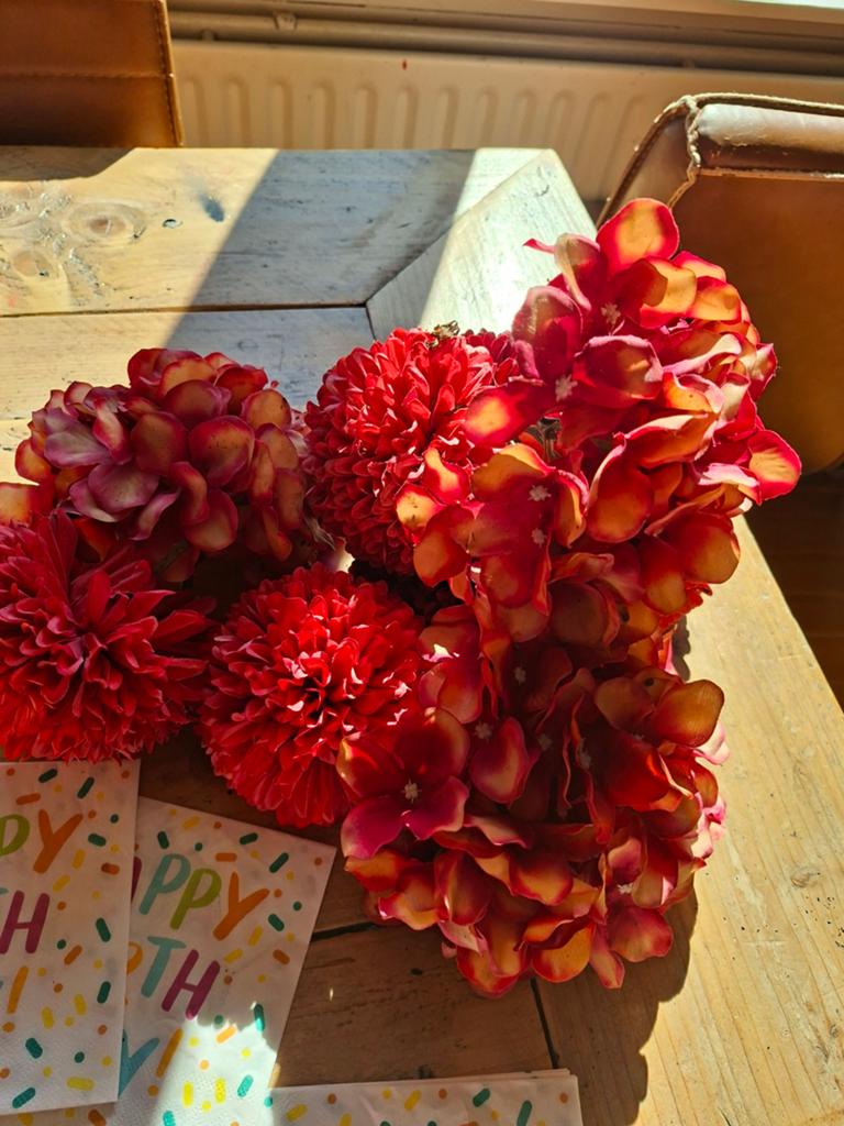 Prachtige rode kunstbloemen boeket, Binnen, Textiel, Ophalen of Verzenden, Zo goed als nieuw