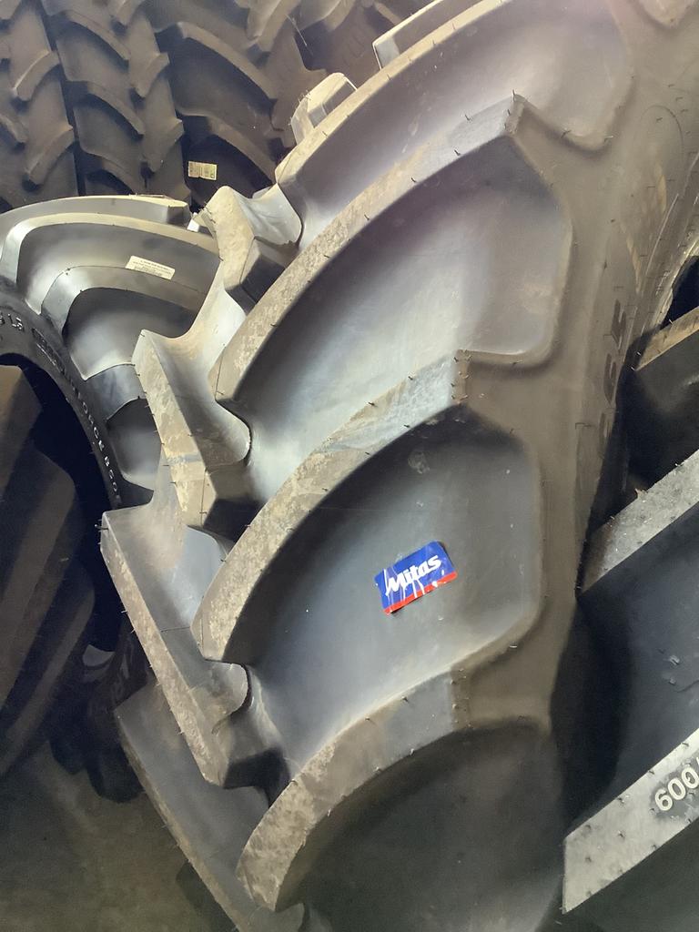 Demontage banden 650/65R38, 600/65R38 , 480/65R28 Mitas AC65, Ophalen