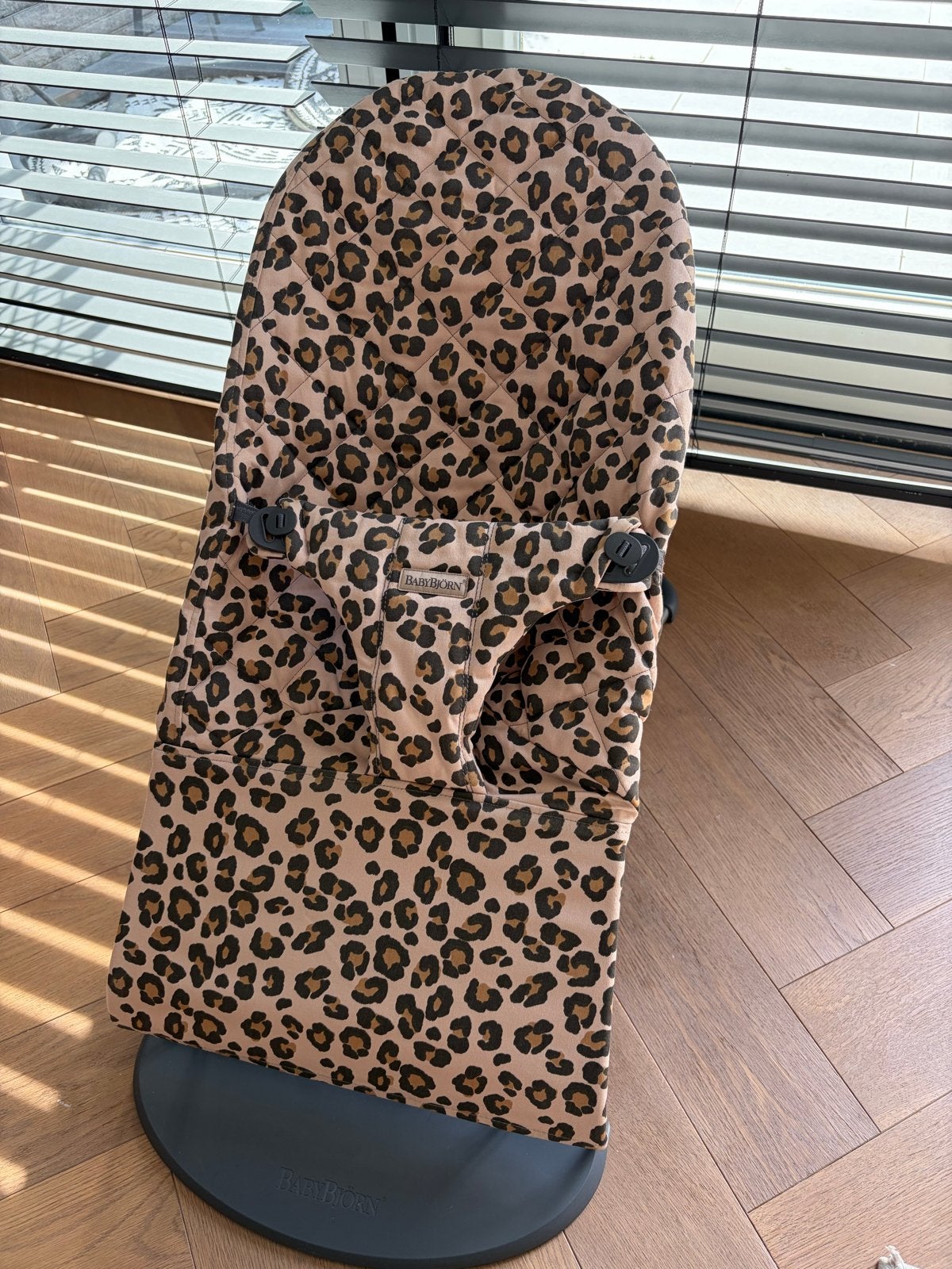 BabyBjörn Wipstoel Panterprint met Extra Hoes, Kinderen en Baby's, Wipstoeltjes, Gebruikt, Wipstoel, Met gordel(s) of riempje(s)