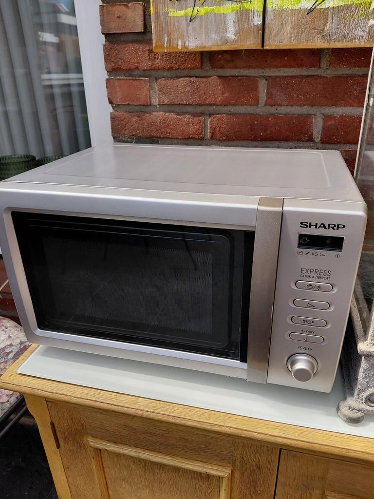 Goed werkende Sharp Magnetron - Zilverkleurig, Gebruikt, Ophalen of Verzenden, Magnetron, Draaiplateau