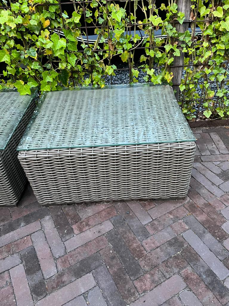 2 Rotan bijzettafels met glazen plaat, Ophalen, Minder dan 45 cm, Minder dan 55 cm, Gebruikt