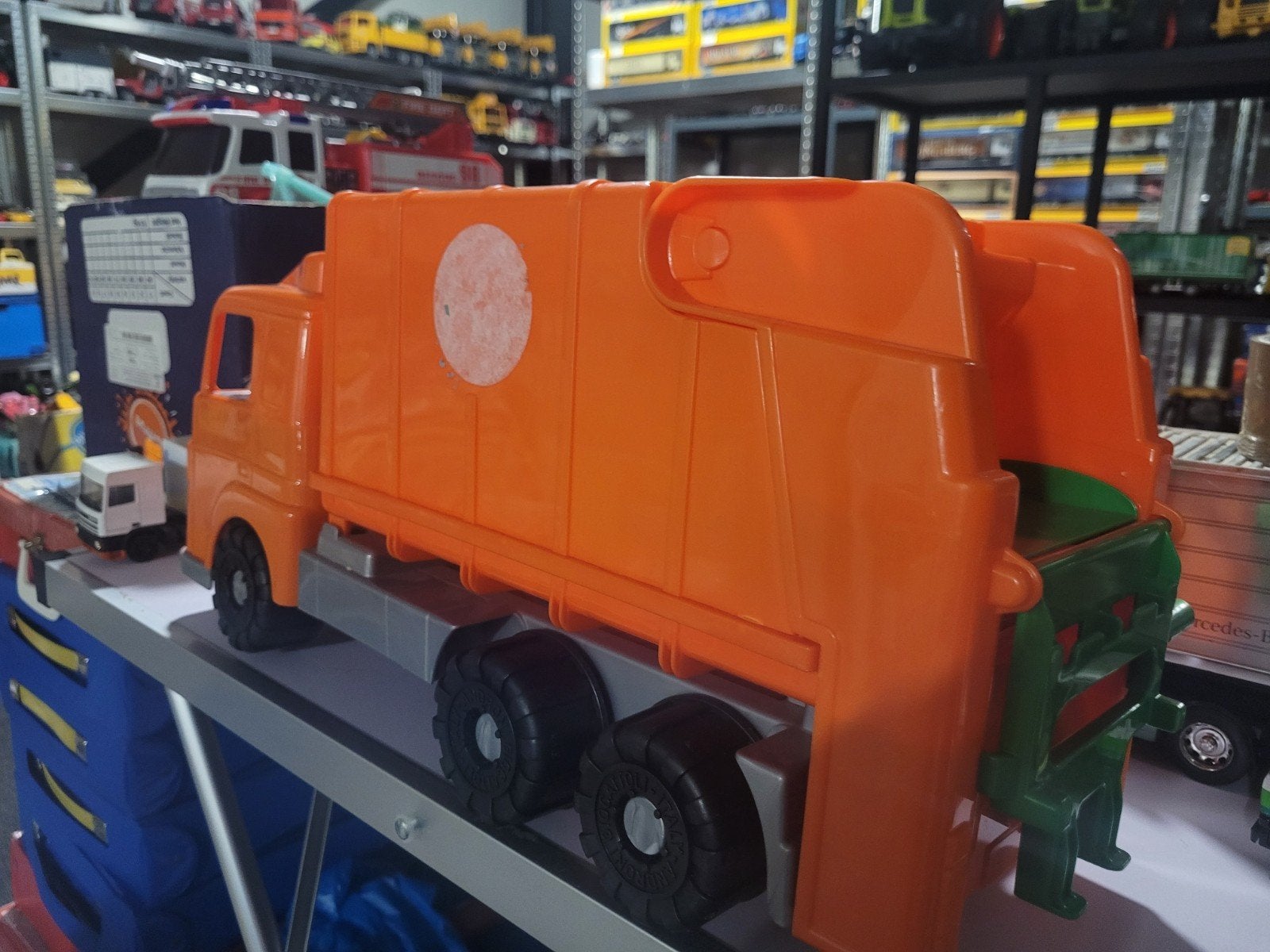 grote  vuilnisauto