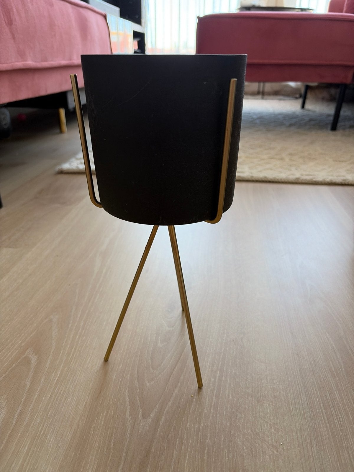 Stijlvolle zwarte bloempot met gouden standaard, Ophalen, Rond, Binnen, Zo goed als nieuw