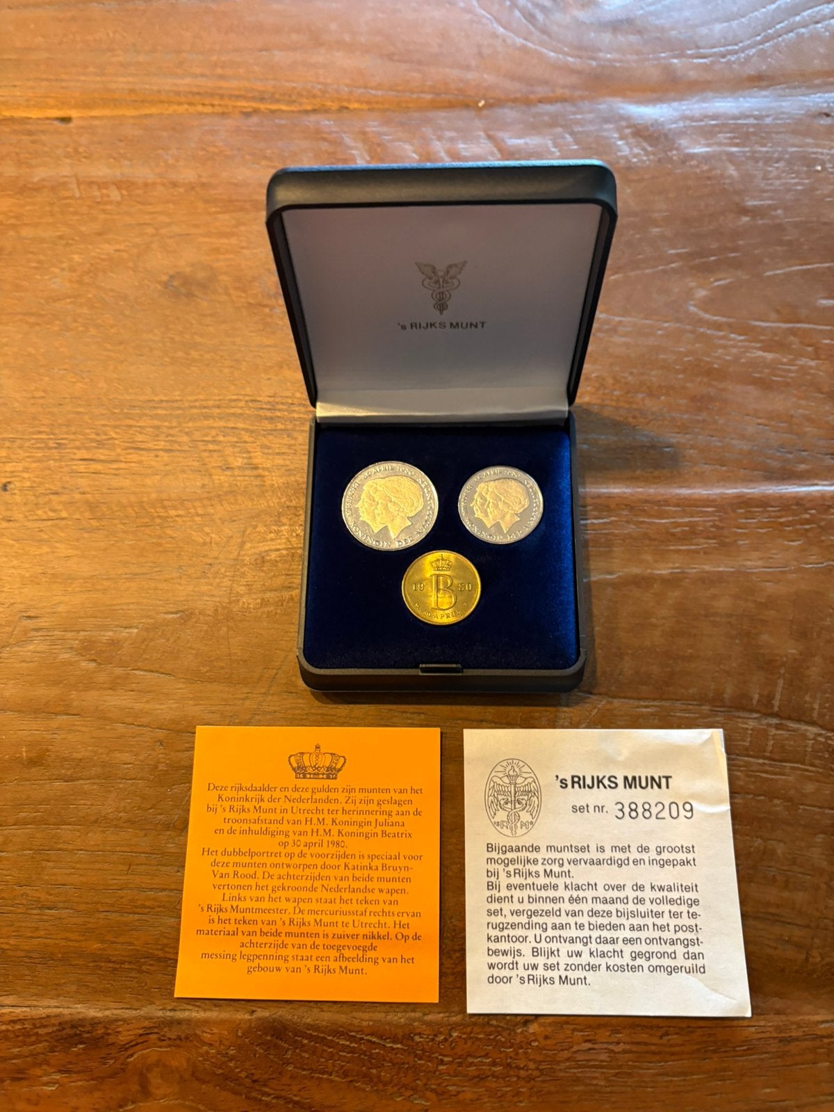 Te koop herdenkingsset van ’s Rijks Munt uitgegeven 30 april, Postzegels en Munten, Munten | Nederland, Ophalen of Verzenden, Koningin Beatrix