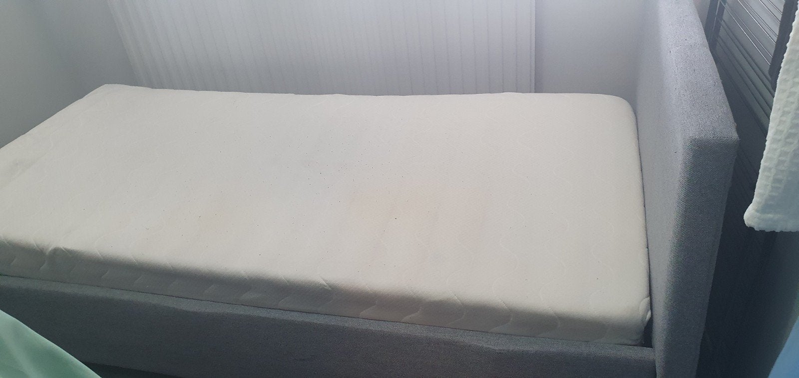 Grijs eenpersoons opklap bed met matras, Huis en Inrichting, Slaapkamer | Bedden, Ophalen, Gebruikt, 90 cm, Eenpersoons