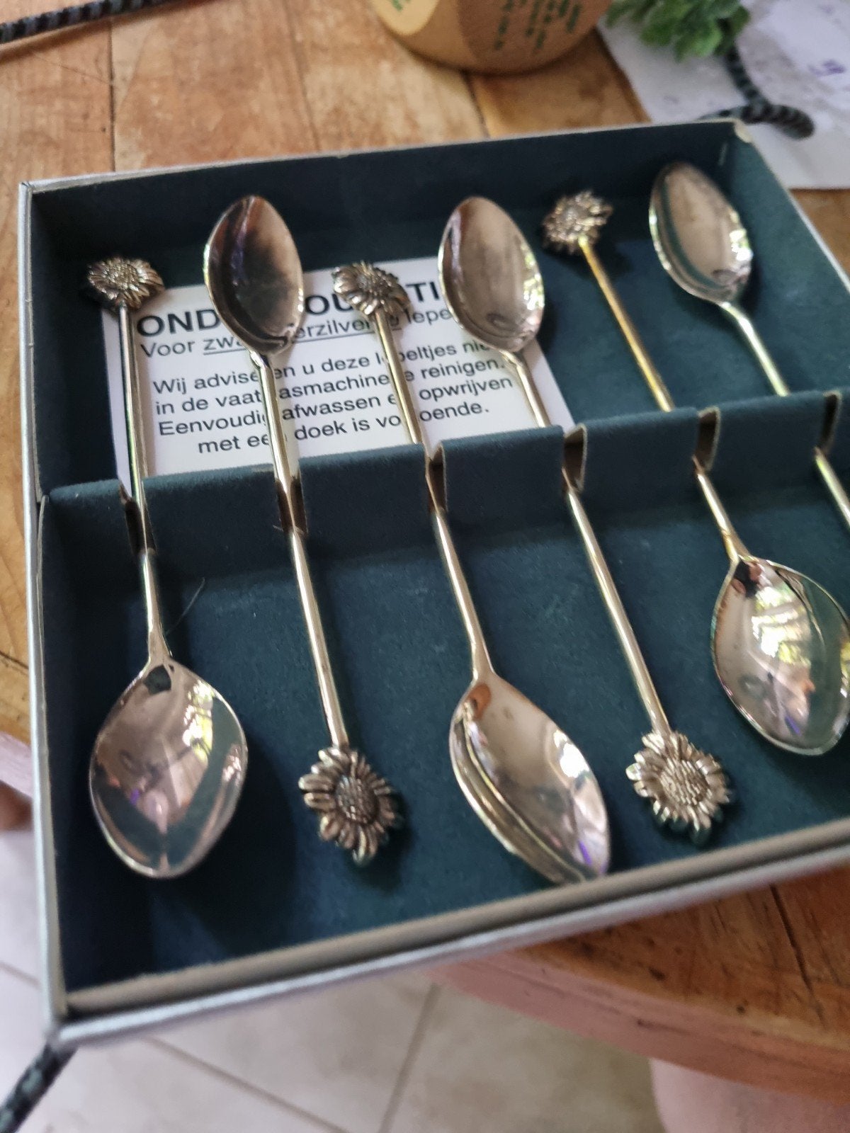 6 verzilverde lepeltjes, Ophalen