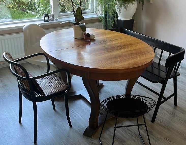 Uitschuifbare houten ovale eettafel met sierlijke poten, Huis en Inrichting, Gebruikt, 100 tot 150 cm, Ophalen of Verzenden, 150 tot 200 cm