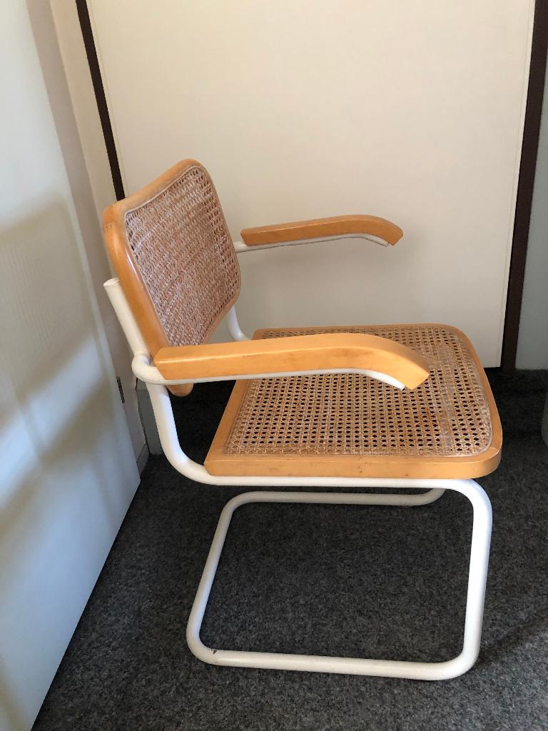 Fijne stoel met armleuningen, Huis en Inrichting, Stoelen, Ophalen, Zo goed als nieuw, Hout, Eén