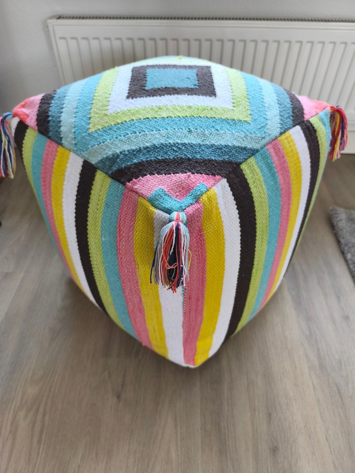 Te koop, mooie zgan vrolijk gekleurde poef., Ophalen, Minder dan 50 cm, Vierkant, Mooi