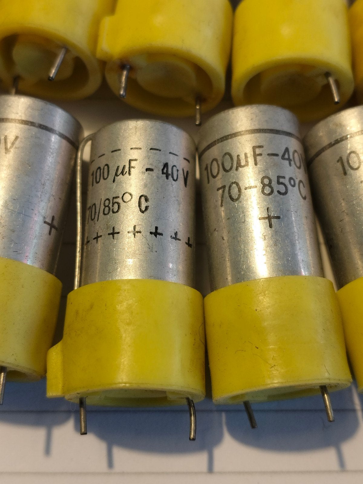 20x NOS 100uF 40V Condensatoren - Nieuw in verpakking, Ophalen of Verzenden, Nieuw