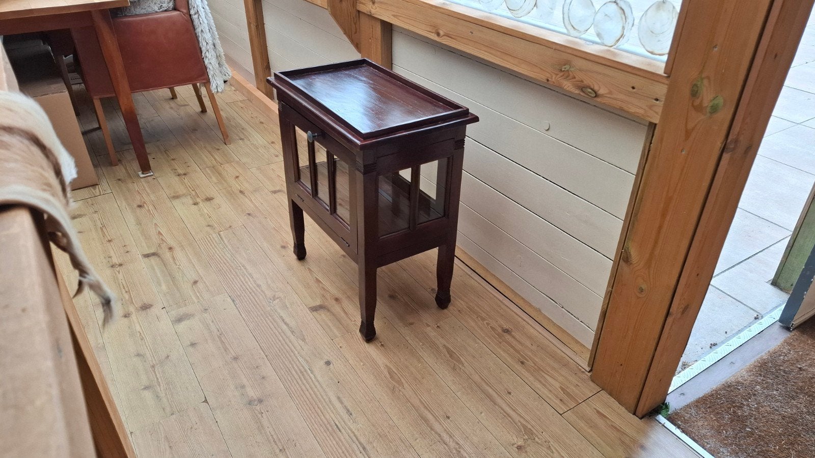 Antiek houten bijzettafel met glazen panelen, Ophalen of Verzenden