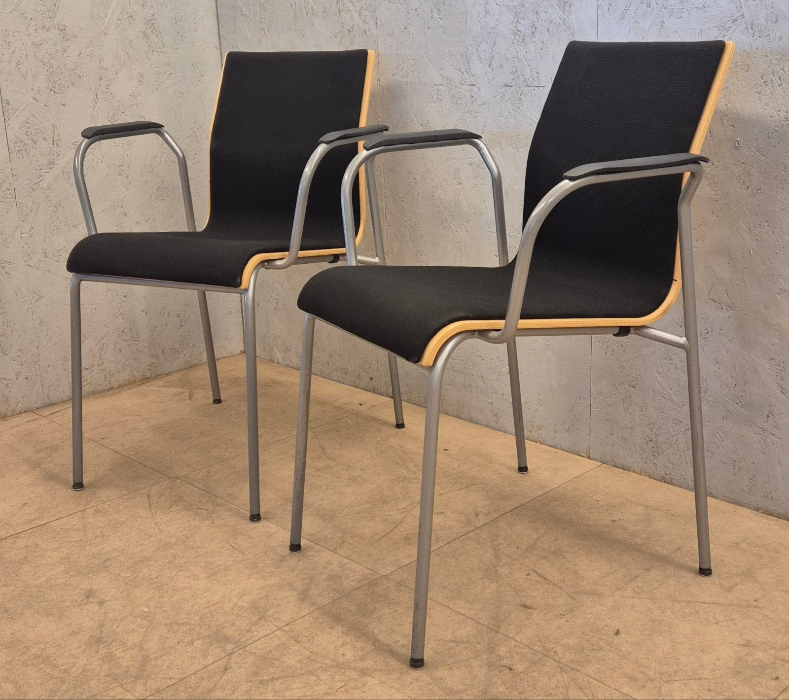2X Ahrend design vergaderstoelen met armleuningen, Ophalen, Gebruikt, Zwart, N.v.t