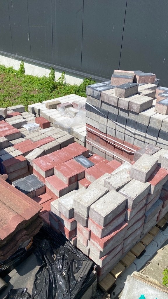 Stenen in bonte kleuren en wit speel zand (is overgehouden), Tuin en Terras, Tegels en Klinkers, Ophalen, Nieuw, Beton, Klinkers