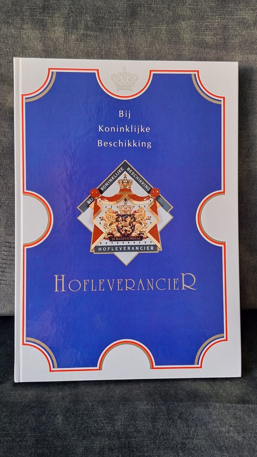 Bij Koninklijke Beschikking Hofleverancier - Beatrix, Ophalen of Verzenden, Zo goed als nieuw