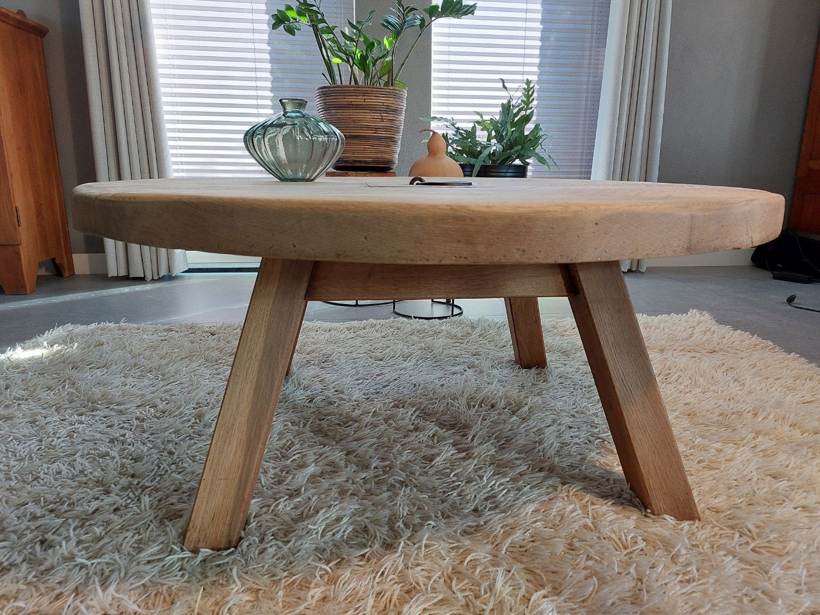 Ronde eiken salontafel massief hout brutalist vintage !, Ophalen, Rond, Zo goed als nieuw, 5 – 50