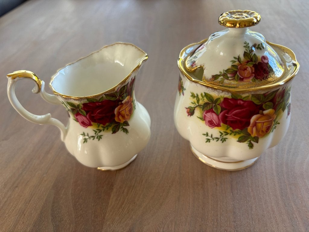 Royal Albert suiker- en melkkannetje Country Roses, Ophalen of Verzenden, Zo goed als nieuw, Porselein, Overige typen