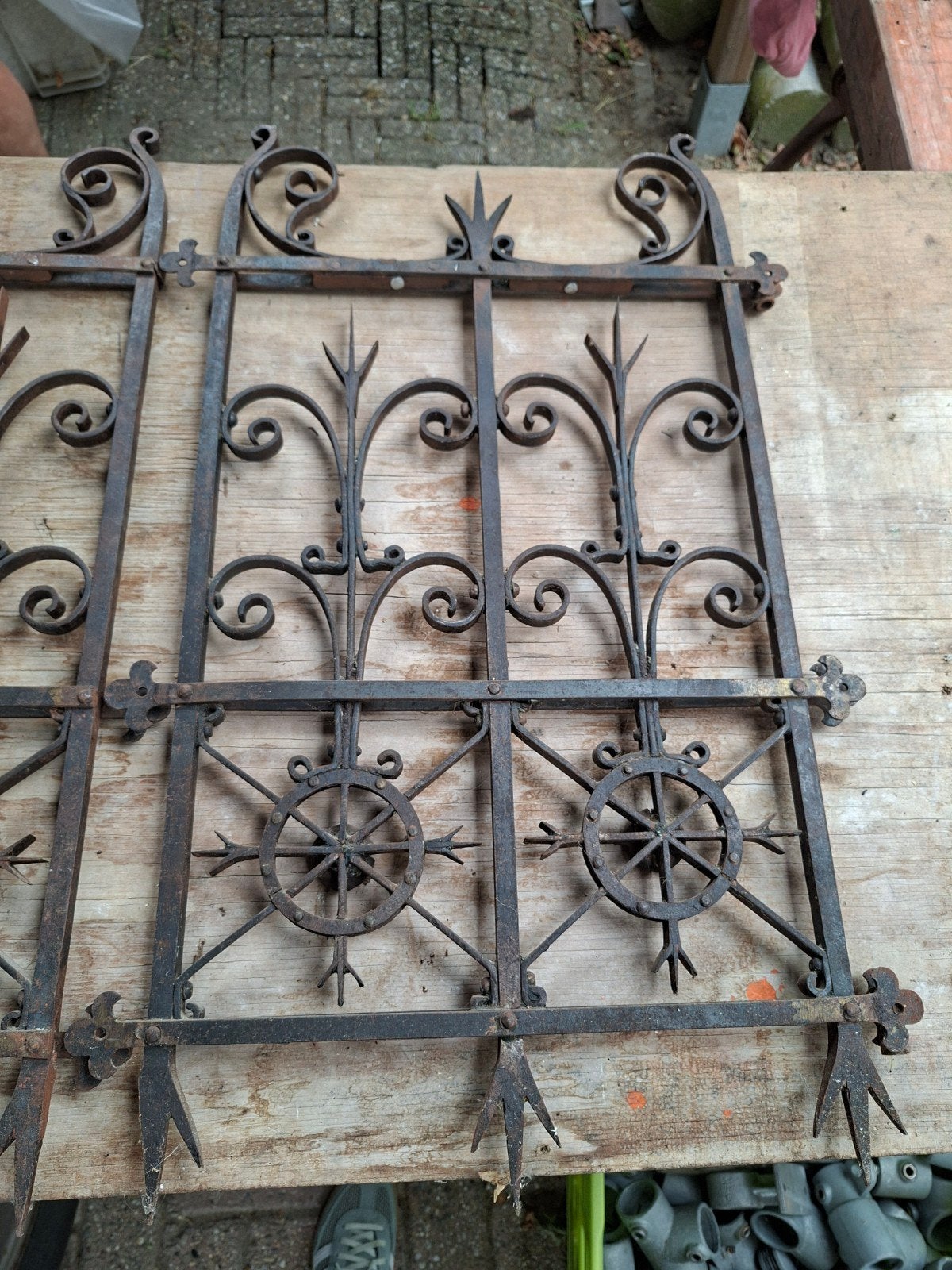 Gietijzeren deurtjes voor openhaard, Ophalen
