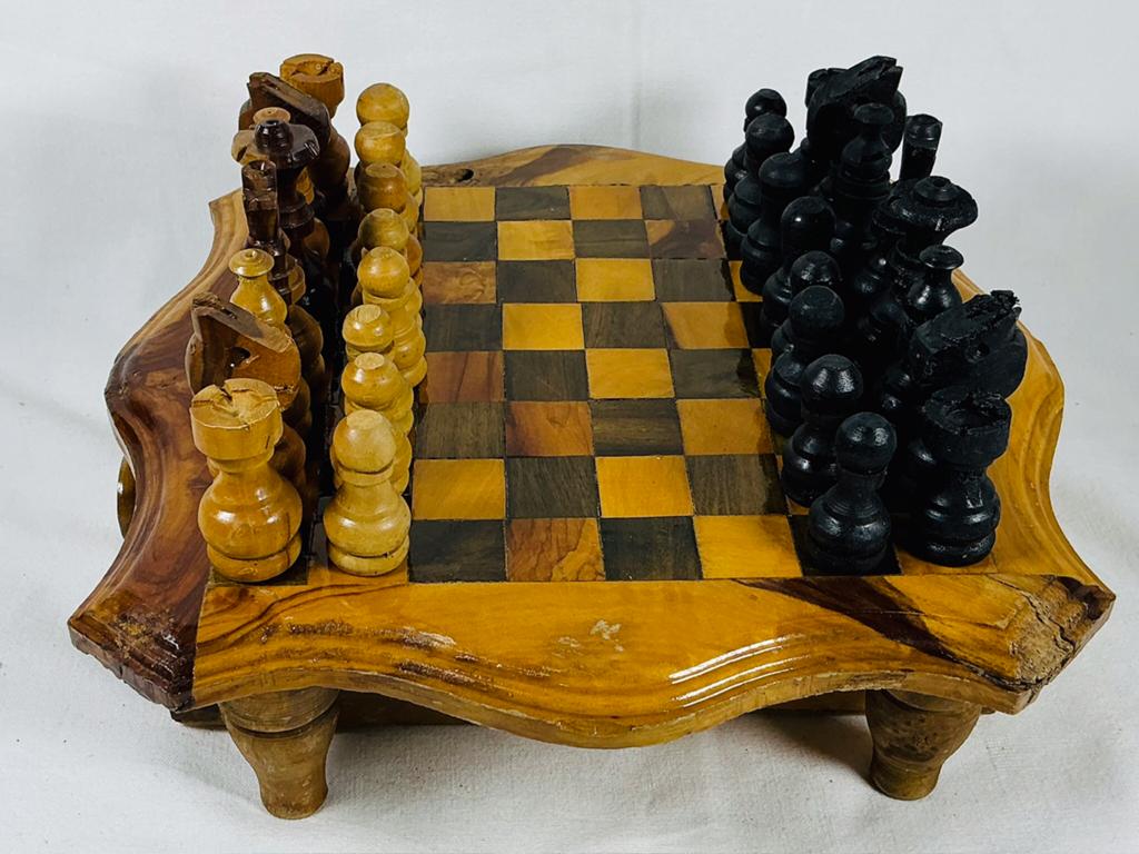 Vintage houten schaakspel 32 stukken en tafeltje, Een of twee spelers, Verzenden, Zo goed als nieuw