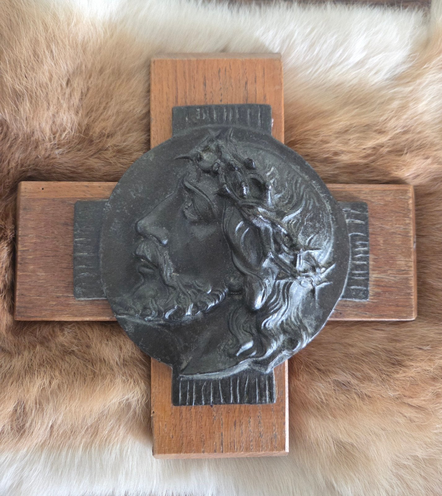 Antiek Frans wandkruis Massief brons/gietijzer op eikenhout, Ophalen of Verzenden