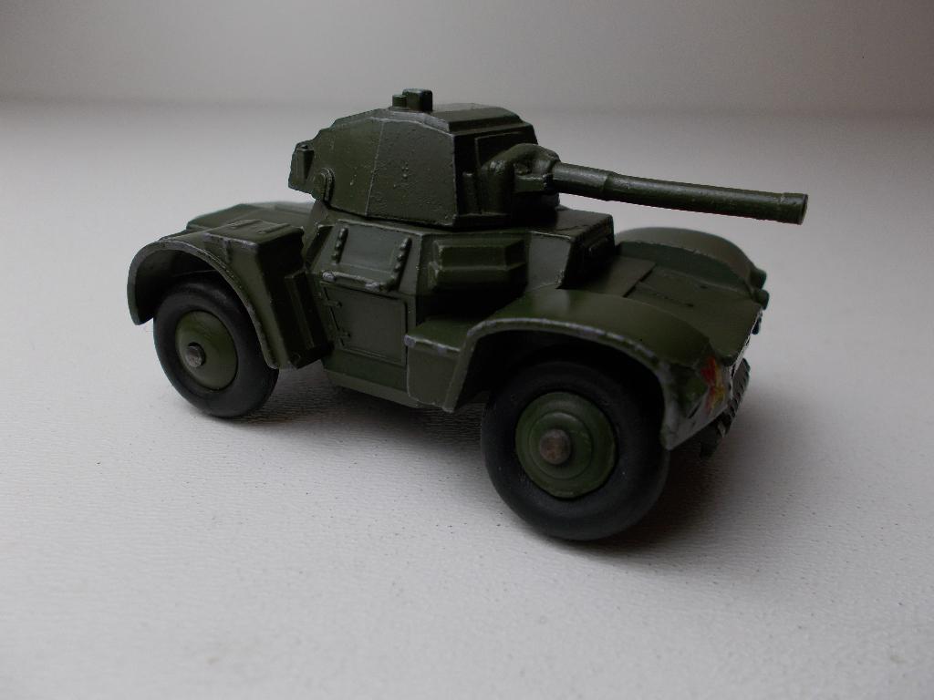 1955 Dinky Toys 670. ARMOURED CAR. Opknapper! (-K-), Ophalen of Verzenden, Gebruikt, Overige typen, Dinky Toys
