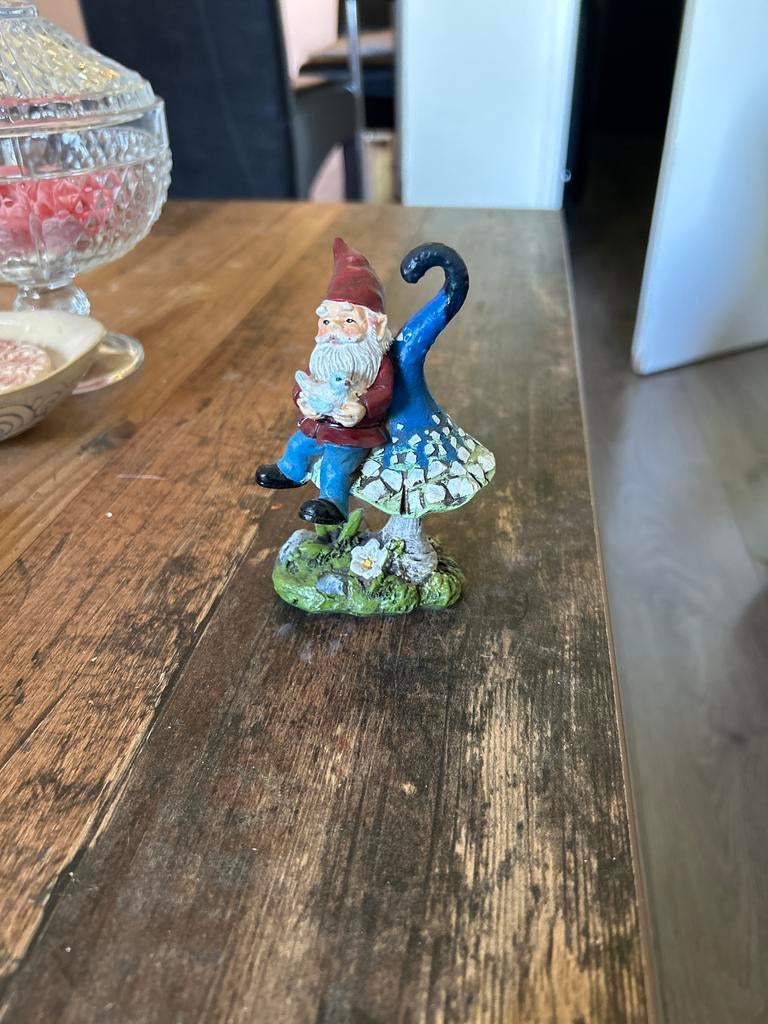 Kabouter met vogel op paddenstoel - Decoratie, Gebruikt, Meerkleurig, Overige materialen, Overige stijlen