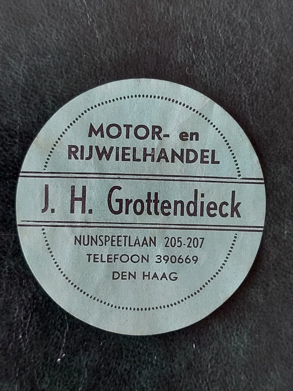 Sluitzegel Motor- en Rijwiel handel J.H. Grottendieck Den Ha, Verzamelen, Ophalen of Verzenden, Gebruikt, Overige typen