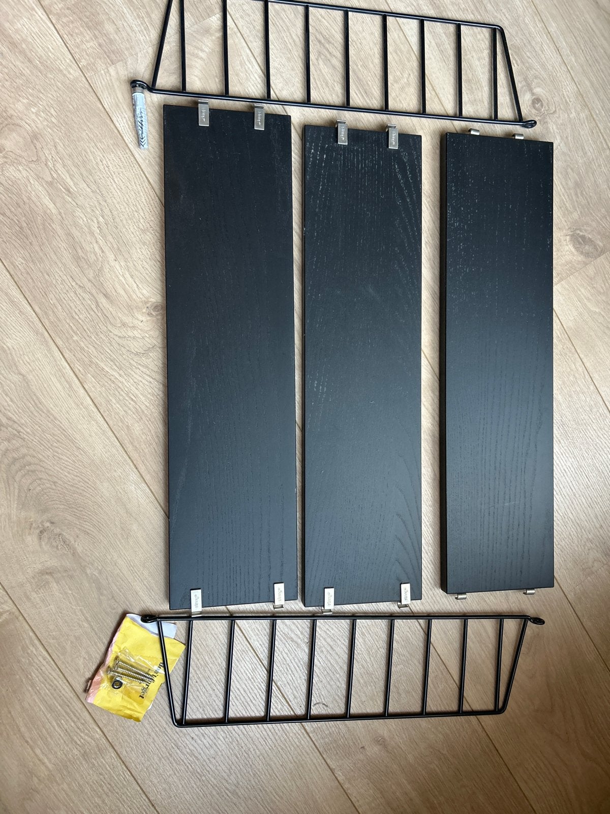 Zwart String Pocket wandrek met 3 planken, Huis en Inrichting, Ophalen, Zo goed als nieuw