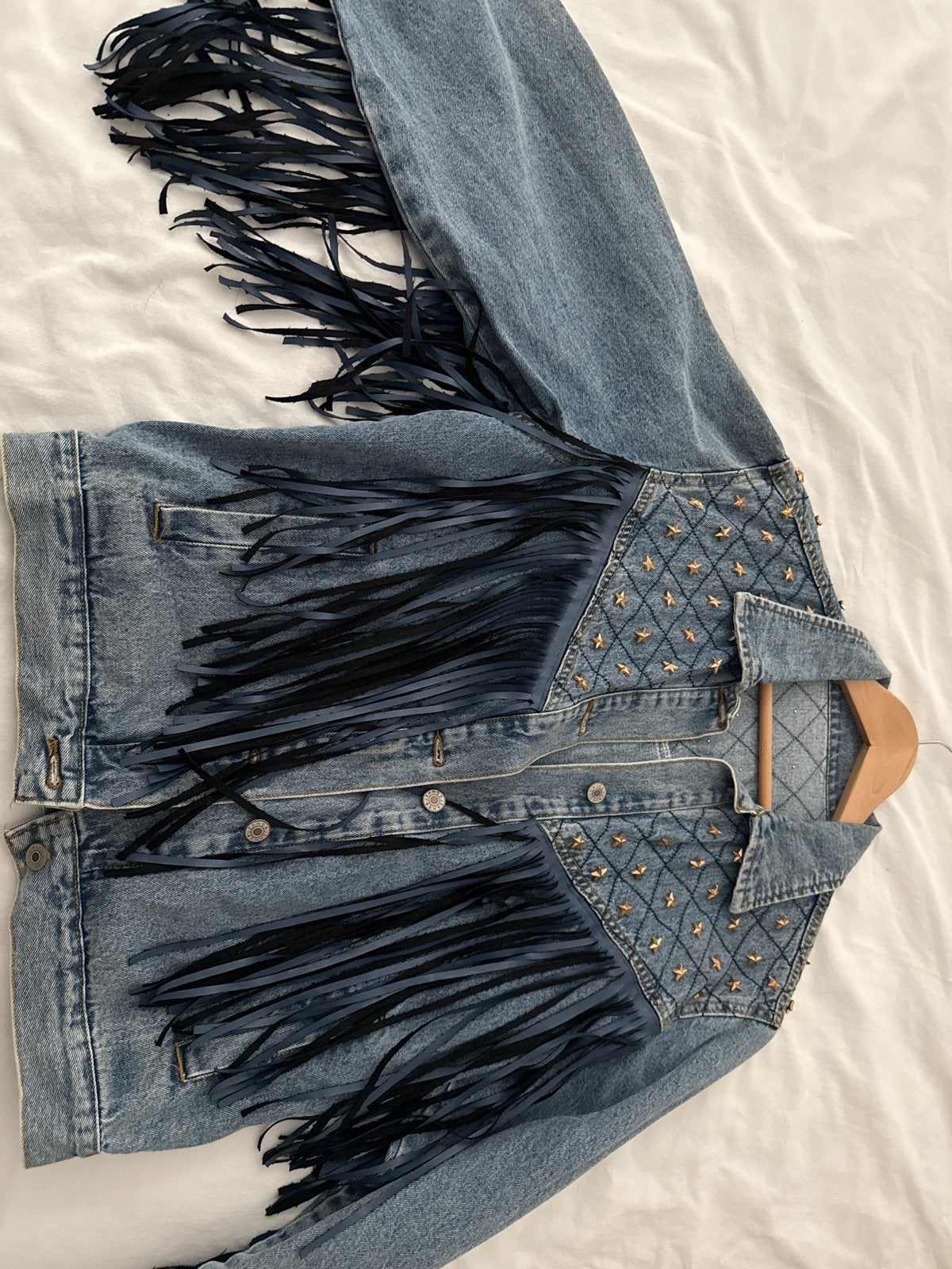 Unieke denim jas met franjes en studs, Ophalen of Verzenden, Zo goed als nieuw, Maat 38/40 (M), Blauw