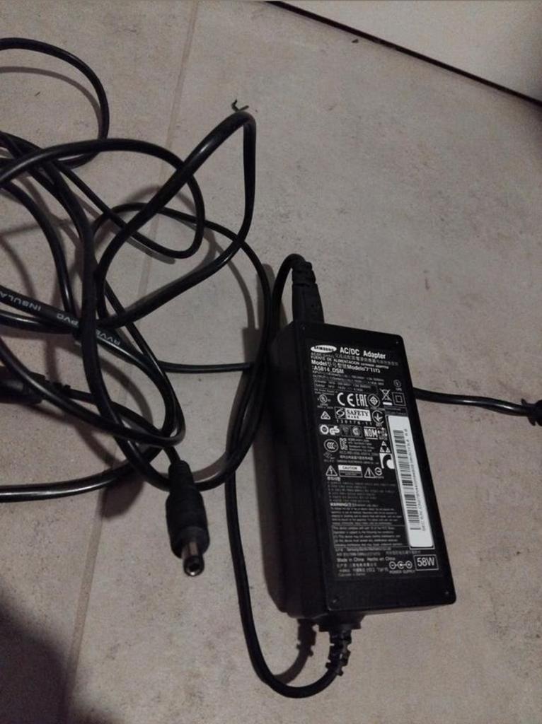 Samsung ( laptop ) adapter 14v 4.143a prijs €10, Computers en Software, Ophalen of Verzenden